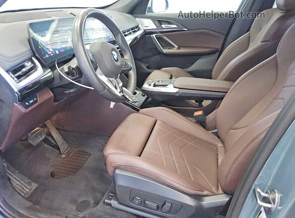 WBX73EF07R5Z36601 2024 BMW X1 Teal Вид салону спереду