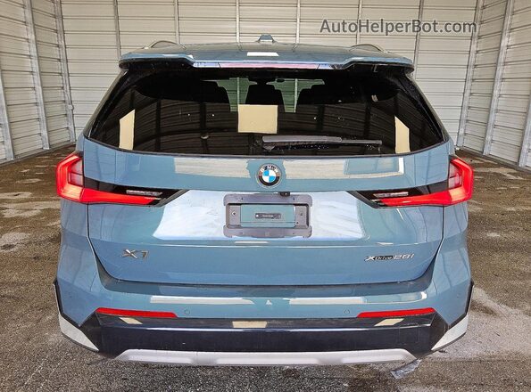 WBX73EF07R5Z36601 2024 BMW X1 Teal Вид ззаду
