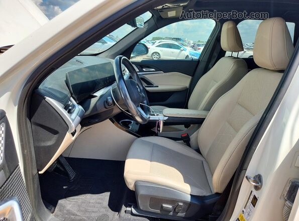 WBX73EF08P5W06754 2023 BMW X1 White Widok wnętrza z przodu