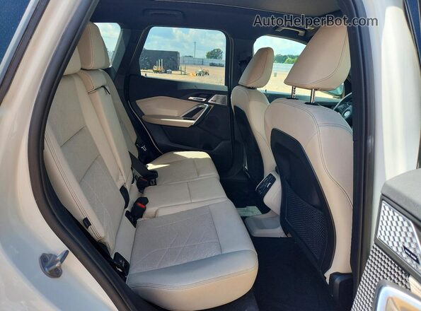 WBX73EF08P5W06754 2023 BMW X1 White Widok wnętrza z tyłu