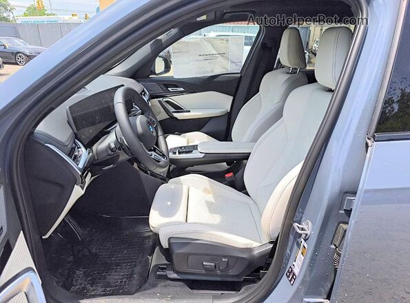 WBX73EF08T5540183 2026 BMW X1 Blue წინა სალონის ხედი