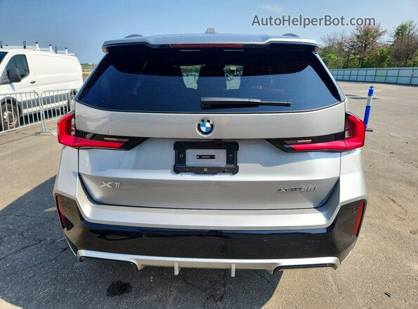 WBX73EF08T5631065 2026 BMW X1 Серебряный Вид сзади