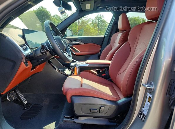 WBX73EF08T5631065 2026 BMW X1 Серебряный Вид салона спереди