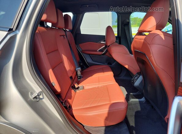 WBX73EF08T5631065 2026 BMW X1 Серебряный Вид задней части салона