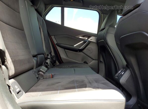 WBX83GM04S5220263 2025 BMW X2 Maroon Vista de los asientos traseros