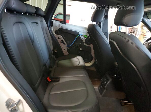 WBXHT3C30G5E52275 2016 BMW X1 White Vista de los asientos traseros