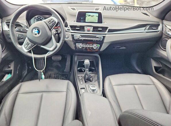 WBXHT3C30J3H31809 2018 BMW X1 White Առջևի վահանակի տեսք