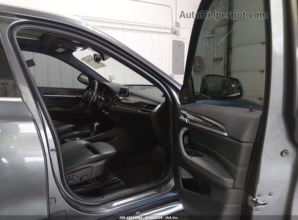 WBXHT3C31H5F74063 2017 BMW X1 Black Vista interior delantera