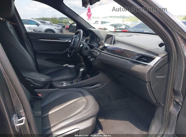 WBXHT3C31H5F78517 2017 BMW X1 Gray წინა სალონის ხედი