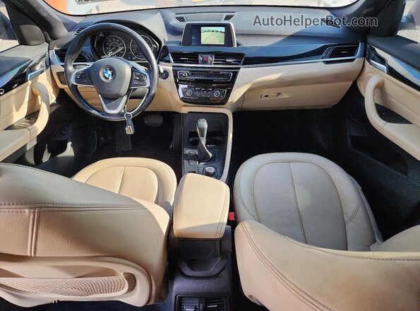 WBXHT3C31J5F89149 2018 BMW X1 White Вид панелі приладів
