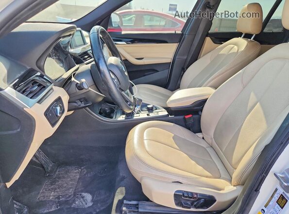 WBXHT3C31J5F89149 2018 BMW X1 White Вид салону спереду