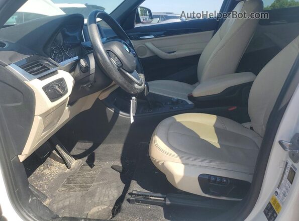 WBXHT3C31J5K21440 2018 BMW X1 White Вид салону спереду
