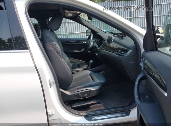 WBXHT3C31J5L34241 2018 BMW X1 White წინა სალონის ხედი