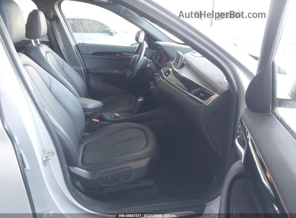 WBXHT3C32H5F68434 2017 BMW X1 Silver Front interior view