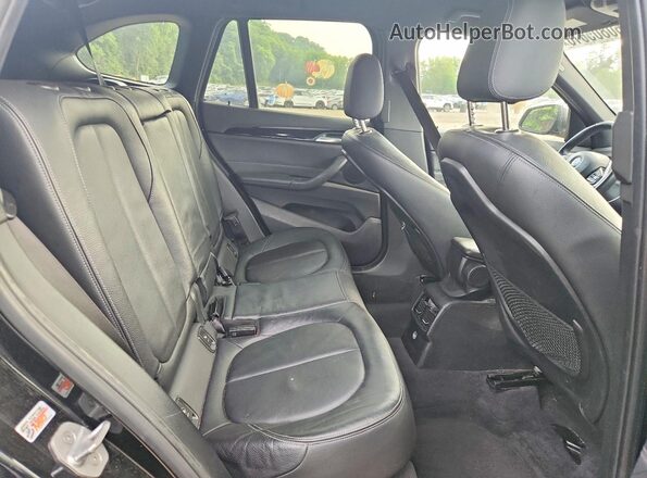 WBXHT3C32J5F90813 2018 BMW X1 Black Widok tylnych siedzeń