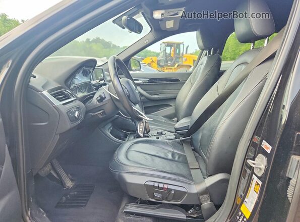 WBXHT3C32J5F90813 2018 BMW X1 Black Widok wnętrza z przodu