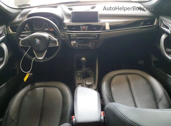 WBXHT3C33H5F78762 2017 BMW X1 Gray Widok deski rozdzielczej