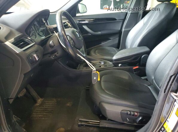 WBXHT3C33H5F78762 2017 BMW X1 Gray Widok wnętrza z przodu