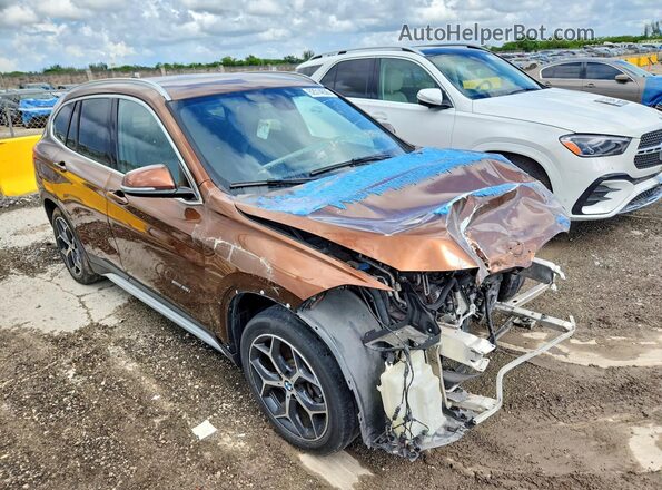 WBXHT3C33H5F82651 2017 BMW X1 Коричневый Передняя правая четверть
