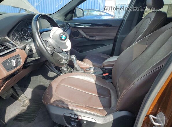 WBXHT3C33H5F82651 2017 BMW X1 Коричневый Вид салона спереди