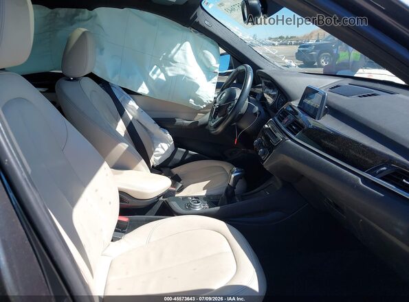 WBXHT3C33J5F91906 2018 BMW X1 Gray Vista interior delantera
