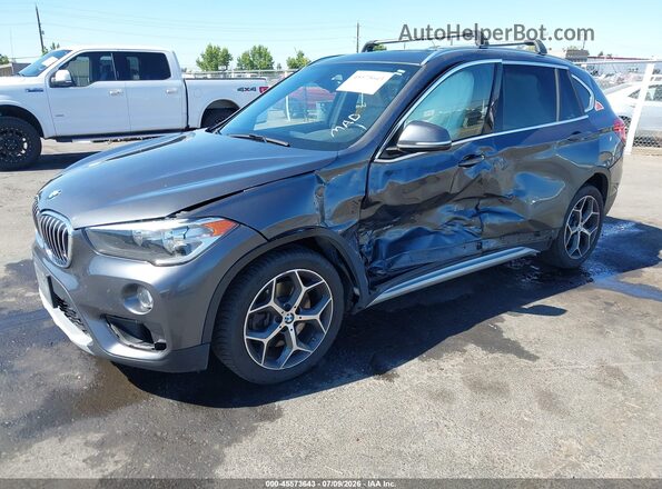 WBXHT3C33J5F91906 2018 BMW X1 Gray Vista tres cuartos delantera izquierda
