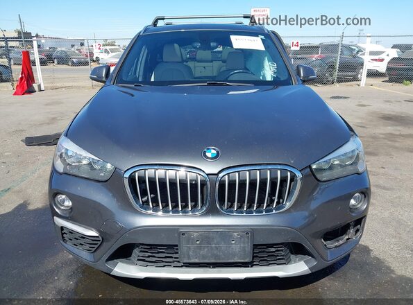 WBXHT3C33J5F91906 2018 BMW X1 Gray Vista interior trasera