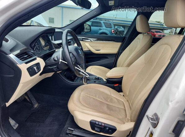 WBXHT3C33J5K21133 2018 BMW X1 Белый Вид салона спереди