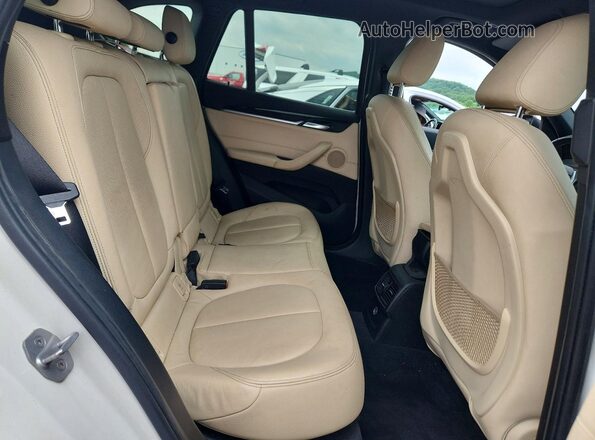 WBXHT3C33J5K21133 2018 BMW X1 Белый Вид задних сидений