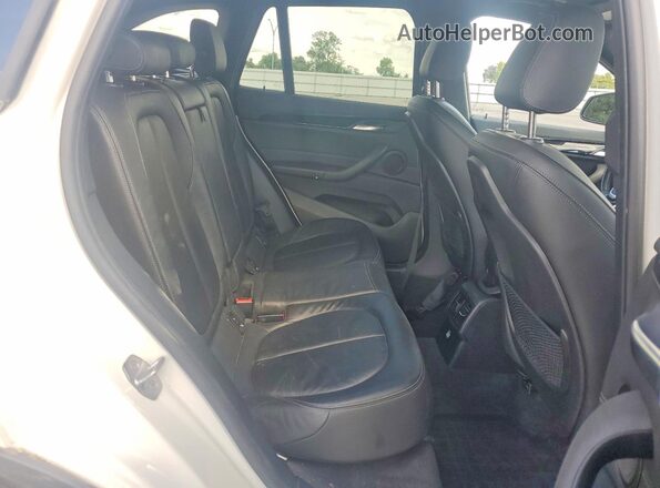 WBXHT3C33J5L30790 2018 BMW X1 White Vista interior trasera