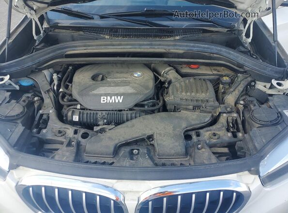 WBXHT3C33J5L30790 2018 BMW X1 White Vista del compartimento del motor