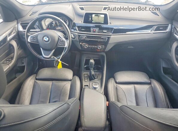 WBXHT3C33J5L30790 2018 BMW X1 White Vista del salpicadero