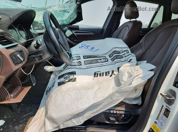 WBXHT3C34J3H30484 2018 BMW X1 White Widok wnętrza z przodu