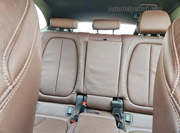 WBXHT3C34J3H30484 2018 BMW X1 White Widok tylnych siedzeń
