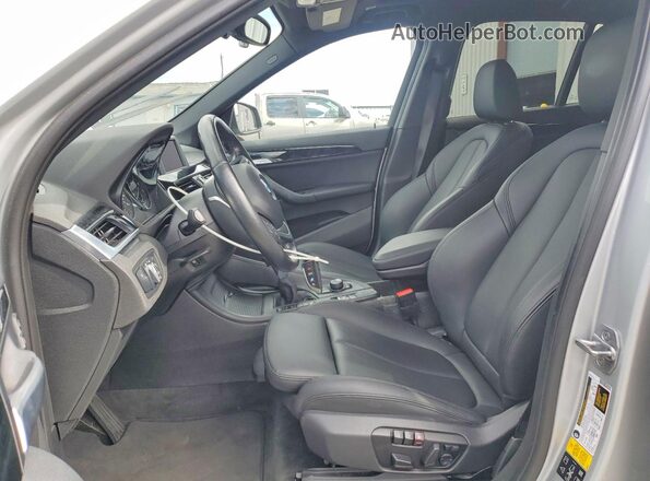 WBXHT3C34J5K27636 2018 BMW X1 Серебряный Вид салона спереди