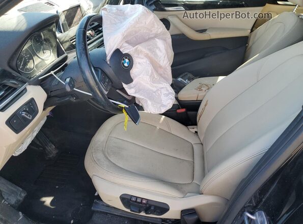 WBXHT3C34J5K32030 2018 BMW X1 Черный Вид салона спереди