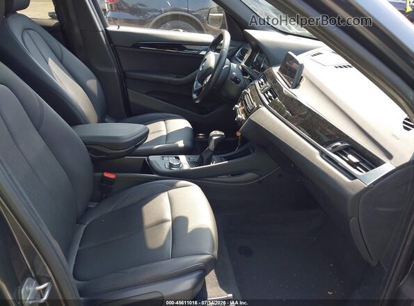 WBXHT3C34J5L27798 2018 BMW X1 Gray წინა სალონის ხედი