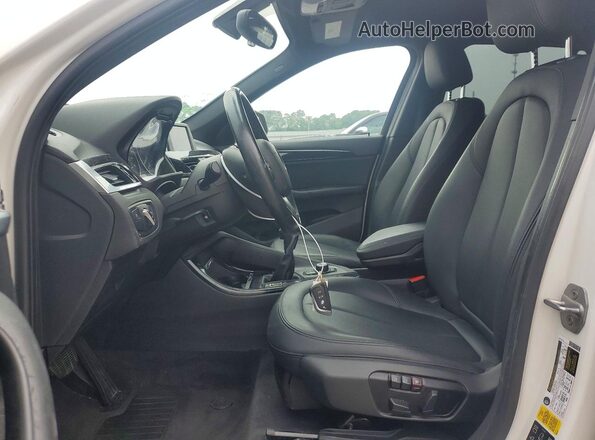 WBXHT3C35GP884586 2016 BMW X1 White Vista interior delantera