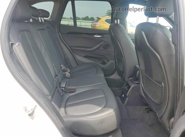 WBXHT3C35GP884586 2016 BMW X1 White Vista interior trasera