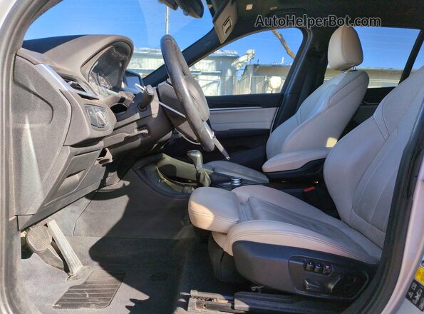 WBXHT3C35H5F76205 2017 BMW X1 Silver წინა სალონის ხედი