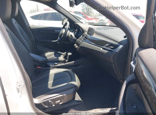 WBXHT3C35H5F78309 2017 BMW X1 Белый Вид салона спереди