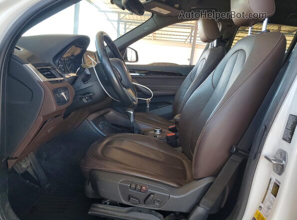 WBXHT3C35H5F83820 2017 BMW X1 White წინა სალონის ხედი