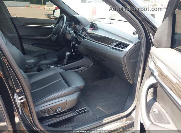 WBXHT3C35J5L27860 2018 BMW X1 Черный Вид салона спереди