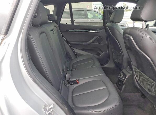 WBXHT3C36J5F93195 2018 BMW X1 Silver Սալոնի հետևի տեսք