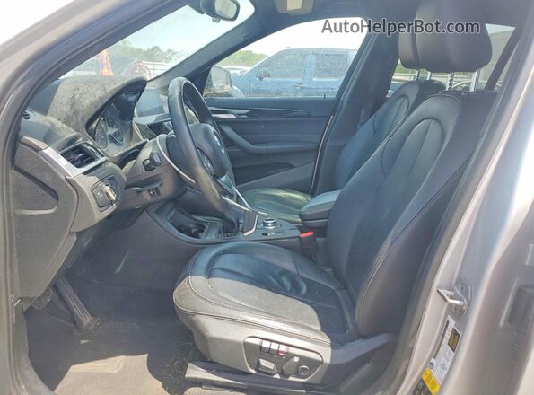 WBXHT3C36J5K22051 2018 BMW X1 Silver წინა სალონის ხედი