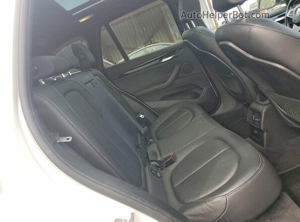 WBXHT3C36J5K25323 2018 BMW X1 White Widok wnętrza z tyłu
