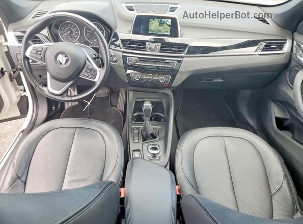 WBXHT3C36J5K25323 2018 BMW X1 White Widok deski rozdzielczej