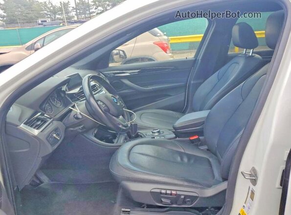 WBXHT3C36J5K25323 2018 BMW X1 White Widok wnętrza z przodu