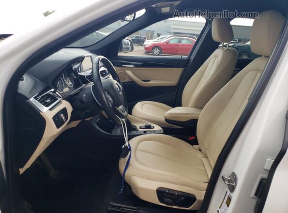 WBXHT3C37H5F67702 2017 BMW X1 White Widok wnętrza z przodu