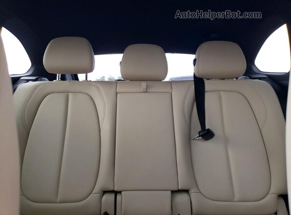 WBXHT3C37H5F67702 2017 BMW X1 White Widok tylnych siedzeń